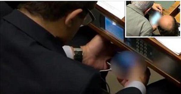 يشاهد إباحي