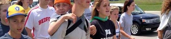 امريكي يحمل اخاه