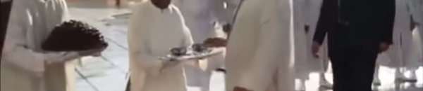 بالفيديو: خادم البلاط يقدم للملك التمر والحليب في عز نهار رمضان..! 10 تمر و حليب في نهار رمضان