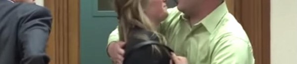 رجل يحتضن قاتلة زوجته