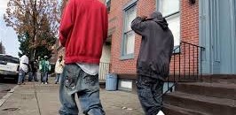 بالصور: شاب يتلقى علقة ساخنة تأديبية بسبب “سيستم" البنطلون 12 سيستم