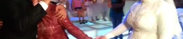 عريس وأمه يتسببان في بكاء المعازيم بعد عناق مؤثر بينهما 10 عريس و وأمه