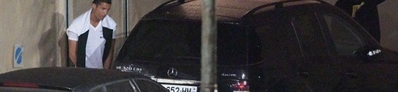 كريستيانو يتبول في الشارع