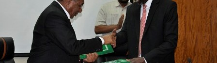 وزير النفط والغاز يتسلم مهامه ويعلن عن هيكلة قطاع النفط 10 محمد زايد عوض