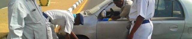 صورة..ضابط وجندي مرور يعملان بهمة على استبدال إطار سيارة لمواطن سوداني بالخرطوم 10 مرور