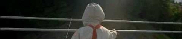 بالفيديو: على طريقة المشي على الجمر.. مهندس يزحف على كابلات كهربائية بقوة نصف مليون فولت 10 مشي على الكهربا