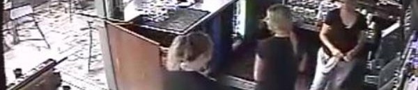 بالفيديو.. فتاة تنفذ مقالب قاسية في صديقتها 10 مقلب جامد