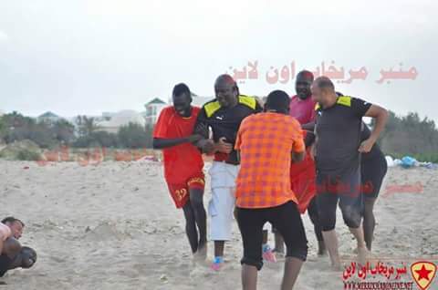 بالصور.. وبعد مطاردة ساخنة..لاعبو المريخ يلقون القبض علي مدرب الفريق ومساعديه ويرمونهم في البحر المتوسط 5 11040928_677048152401028_1014056644722144302_n