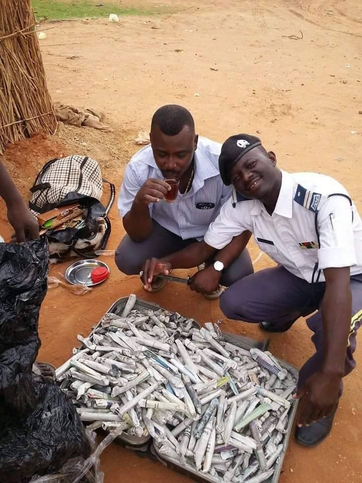 بالصور.. الشرطة تلقي القبض علي سيدة بنقطة تفتيش (أبو زبد) تحمل كمية كبيرة من المخدرات داخل (شنطة) وهي في طريقها للخرطوم 1 11391126 568728373266611 486308925972779847 n