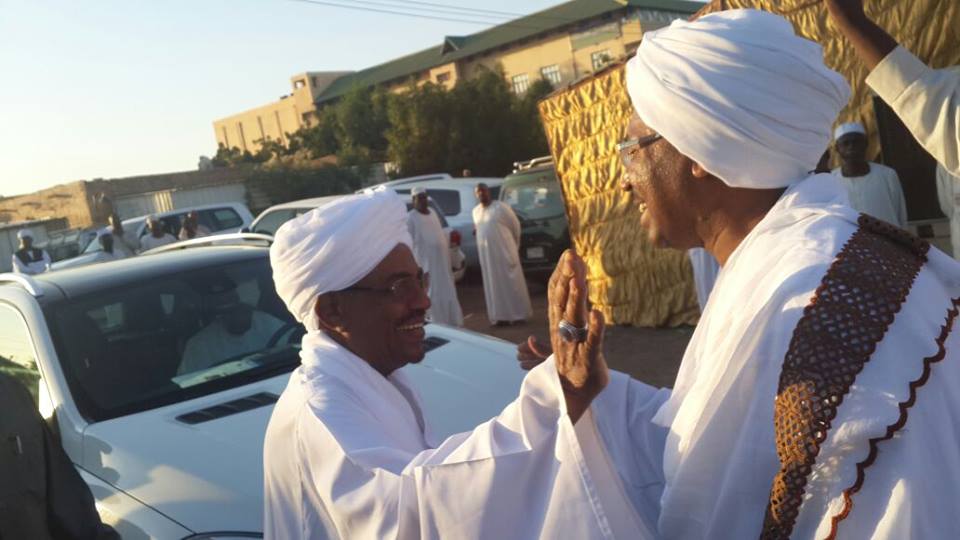 بالصورة..وبعد اختياره لأحد مشايخ المكاشفية ضمن التشكيل الوزاري الجديد.. الصوفية يوجهون رسالة هامة للبشير (أعطيناك أعز ما نملك شيخاً ومربياً وسيدا) 1 11391127 864372386944186 8317258550463009970 n