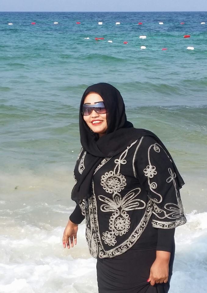 بالصورة: الصحفية فاطمة الصادق تظهر كحورية بحر داخل مياه الأبيض المتوسط..وأصدقائها يطلقون عليها لقب (ملكة جانسي) 2 فاطمة الصادق في البحر