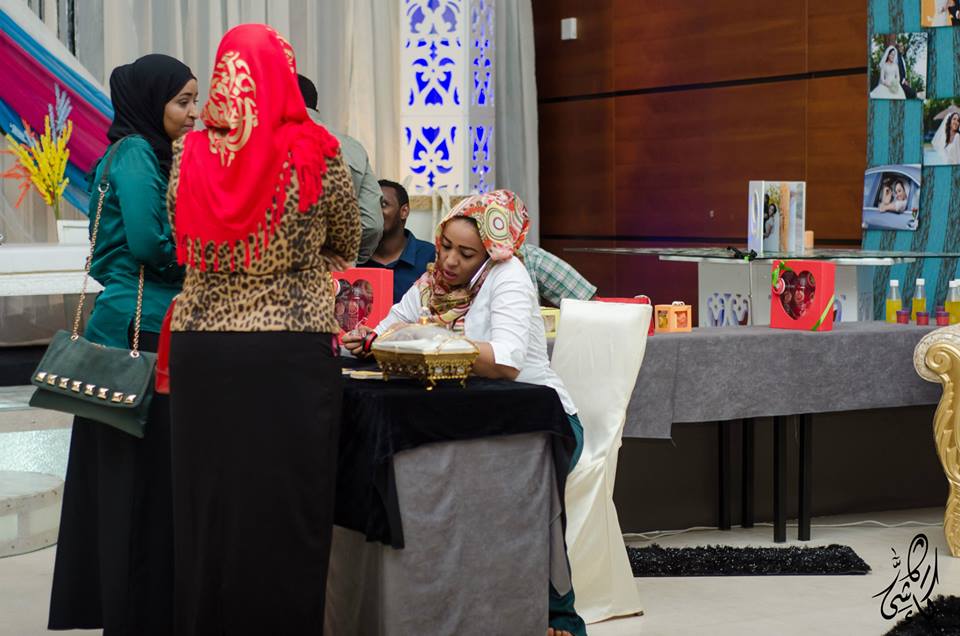 بالصور: شباب سودانيون يدشنون معرض مستلزمات الزواج بفندق كورنثيا 4 20910_376160402577106_1767454266849533284_n