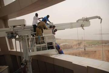 الدفاع المدني ينقذ عمالاً علقت بهم رافعة صيانة ببرج شركة النيل للبترول 1 777 314684298