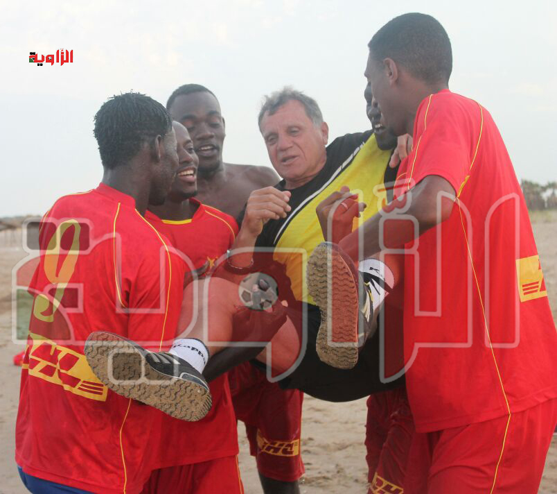 بالصور.. وبعد مطاردة ساخنة..لاعبو المريخ يلقون القبض علي مدرب الفريق ومساعديه ويرمونهم في البحر المتوسط 2 IMG-20150609-WA0090-copy