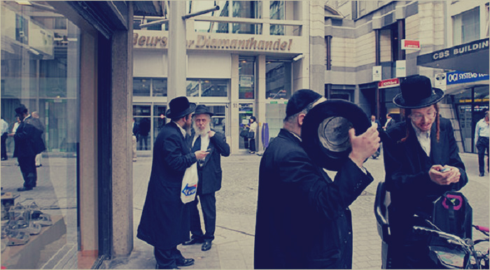 شاهد بالفيديو: شخص صرخ “الله أكبر” وهو يتشاجر مع صاحب محل فهرب كل الناس بالسوق 1 أكبر 10 سرقات في التاريخ