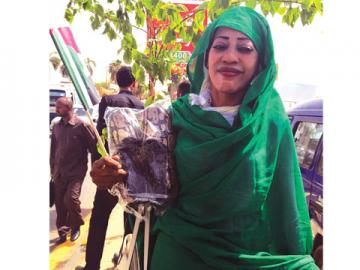 بالصورة : الحكامة "أم جابر" تأتي من الضعين لتهدي البشير "مركوب جلد أصلة" 2 أم جابر