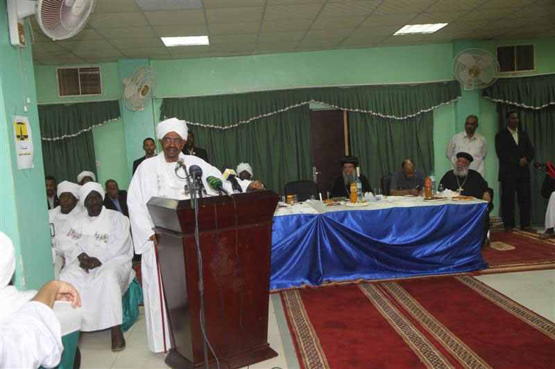 لدى تشريفه الافطار السنوي لطائفة الاقباط: البشير..السودان ظل يمثل نموذجا لا مثيل له في التعايش السلمي والتسامح الديني 2 اقباط1