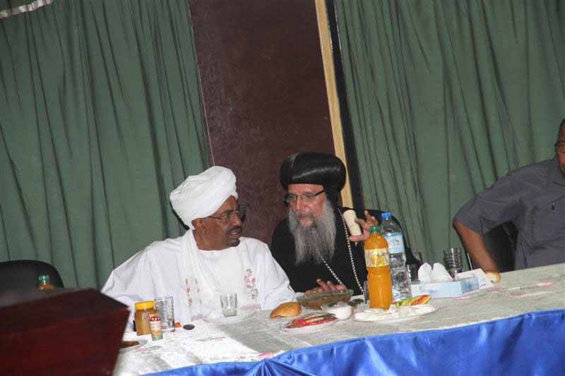 لدى تشريفه الافطار السنوي لطائفة الاقباط: البشير..السودان ظل يمثل نموذجا لا مثيل له في التعايش السلمي والتسامح الديني 1 اقباط2