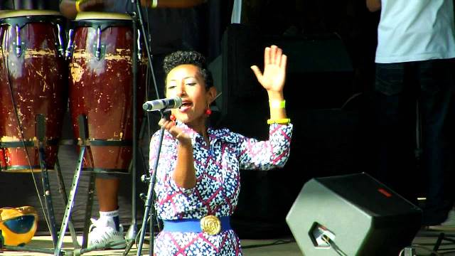 شاهد بالفيديو.. متسابق يثير حيرة لجنة تحكيم بصوته الأنثوي 1 السارة