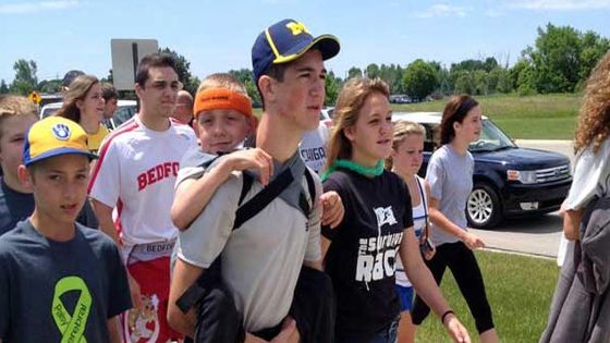 امريكي يحمل اخاه