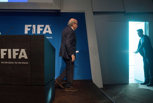 إيقاف بلاتر يوماً بقرار من الفيفا 1 بلاتر يخرج