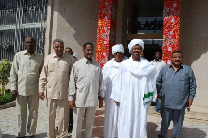 شاهد بالفيديو.. كيف أحتفل رئيس المريخ السابق جمال الوالي بهدف "تيري" في شباك الهلال من داخل ملعب محمد بن زايد 1 جمال الوالي