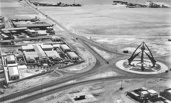 بالفيديو: شوارع دبي في الستينيات.. صيادون و بسطاء و أبنية عادية ومسجد متواضع 1 دبي ستينات