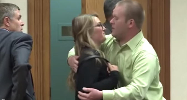 رجل يحتضن قاتلة زوجته