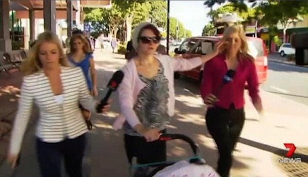 بحثت عن أختها لسبع سنوات ثم اكتشفت أنها جارتها 1 سيدة تطفئ سيجارتها في وجه مراسلة