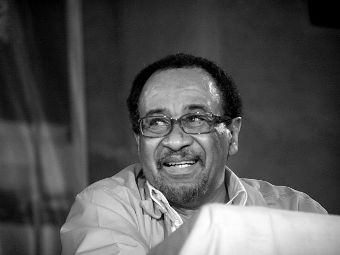 نقابة المحامين تكرم الاديب محمد المكى ابراهيم والشاعرة روضة الحاج 1 صا