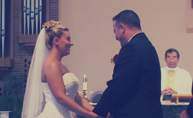 عريس يدخل في نوبة ضحك «هستيرية»: حاولت العروس منعه فضحكت بشدة 1 عريس