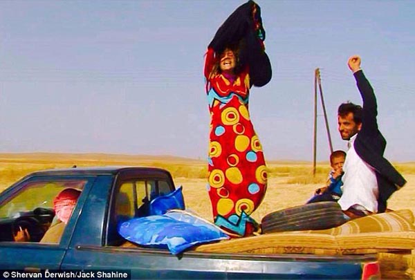 كردية تخلع الأسود احتفالاً بنجاتها من داعش
