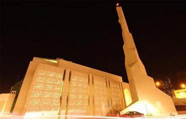 مسجد مغطى بأسماء الله الحسنى