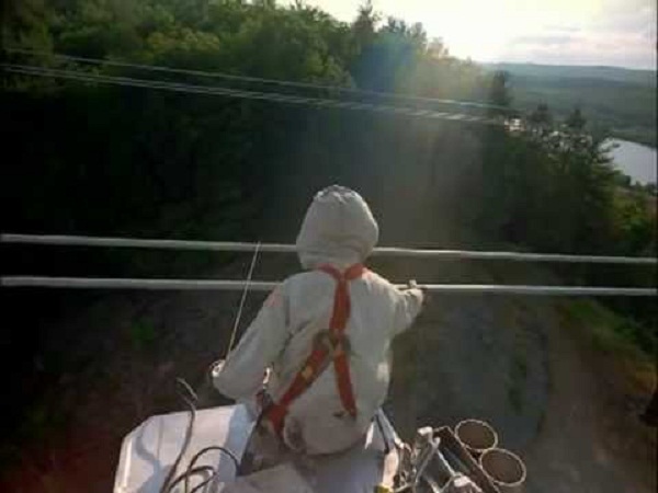 بالفيديو: على طريقة المشي على الجمر.. مهندس يزحف على كابلات كهربائية بقوة نصف مليون فولت 1 مشي على الكهربا