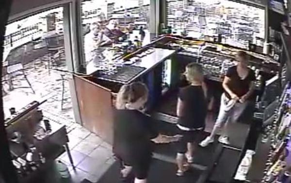 بالفيديو.. فتاة تنفذ مقالب قاسية في صديقتها 1 مقلب جامد