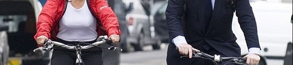 شاهد بالفيديو.. أغرب طريقة للتغلب على نقل حقيبة سفر بدراجة نارية 10 دراجه