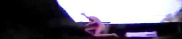 بالصور: وثائق سرية لـ “CIA” تثبت وجود الكائنات الفضائية 17 رجل يصور مخلوق فضائي