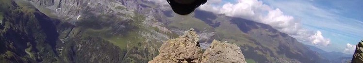 بالفيديو: طيار إيطالي يحقق القفزة المستحيلة 10 طيار مجنون