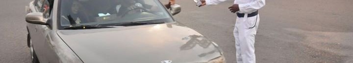 شاهد بالفيديو.. شرطي مرور سوداني يضرب أروع الأمثال في الكرم والشهامة..يساعد طالب جامعي في الشارع العام على إكمال رسوم الدراسة ويتفاجأ بتصوير الموقف في الكاميرا الخفية 10 مرور2