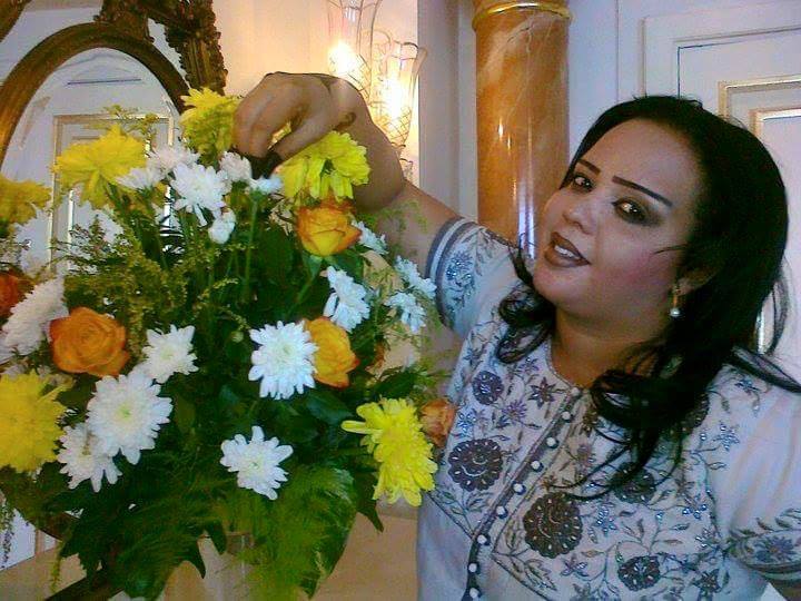 بالصورة.. الفنانة ندي القلعة تعود للظهور وهي تداعب الورود بابتسامة تجعل معجبيها يطلقون عليها لقب (الملكة) 2 ندي القلعة تداعب الورود