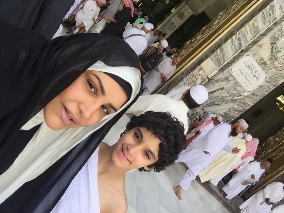 أحلام تنشر صورا مع نجلها أثناء أداء العمرة على فيس بوك 2 11745707_1161391363931524_7536020774281201_n