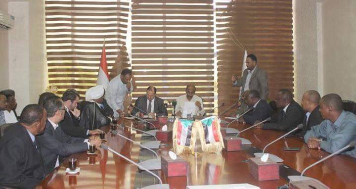 بالصور والفيديو.. شيخ الأمين يشهد توقيع اتفاقية الحكومة مع إحدى الشركات الفرنسية ويترك العديد من التساؤلات 2 11749570_1251410074913554_868775221_n
