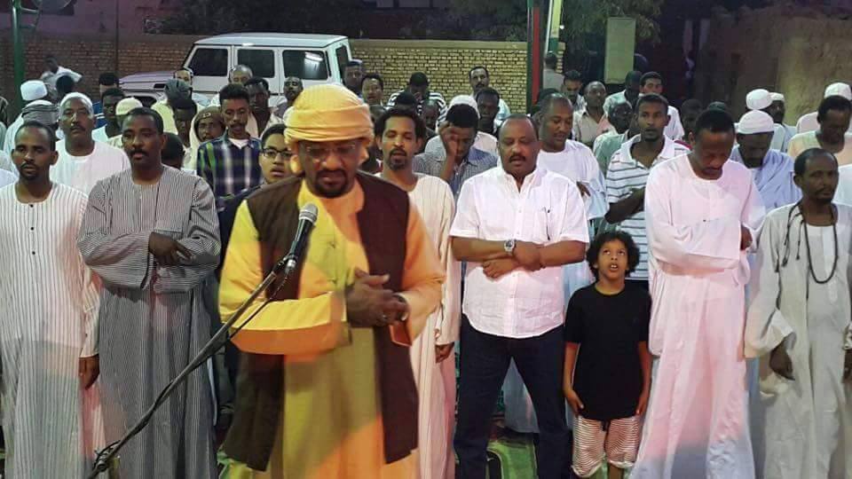 بالصور.. شيخ الأمين يظهر بجوار رئيس نادي الهلال ويؤم به الصلاة.. ويفجرها داوية: ساعدت الهلال في الفوز علي سموحة 3 11759432_1016273921746138_1058819193_n