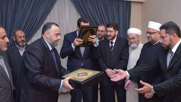 بالصورة : القُبلة التي أدّت إلى حذف صورة للرئيس السوري! 2 9030de75-dadb-4df0-be95-bf6dbbc257d9_16x9_600x338