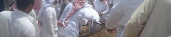 بالصور: عائلة سعودية تستعين برافعة لدفن ابنها 15 9998602962