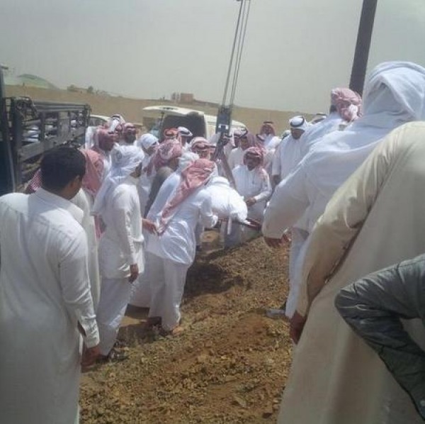 بالصور: عائلة سعودية تستعين برافعة لدفن ابنها 1 9998602962