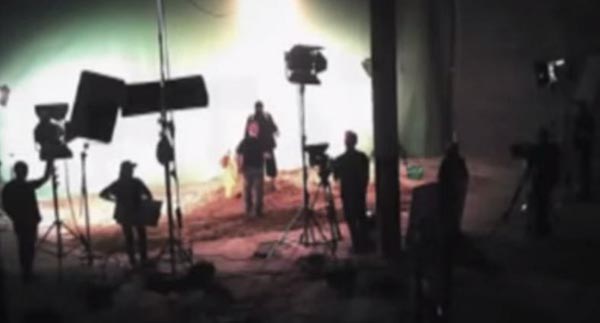 بالفيديو.. هذا الرجل حاول إبهار أصدقائه فحطم جبهته 1 استديو داعش