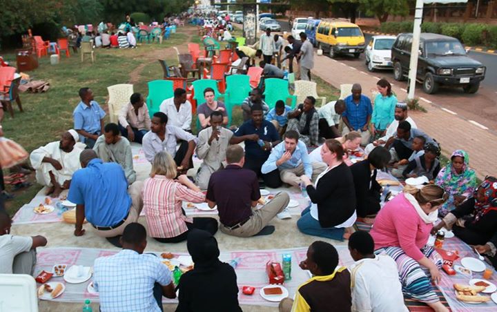 صور موظفي سفارة الولايات المتحدة الأمريكية بالسودان ينظمون إفطار رمضاني علي الطريقة الأمريكية في شارع النيل ويلوحون للسيارات للوقوف 2 امريكا1