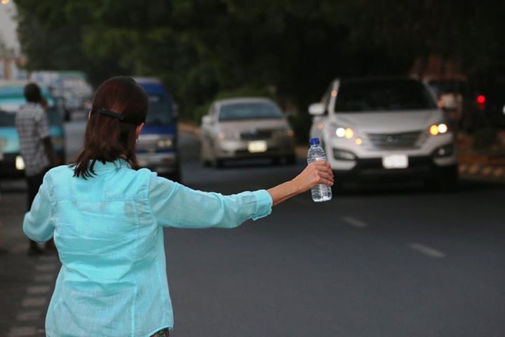 صور موظفي سفارة الولايات المتحدة الأمريكية بالسودان ينظمون إفطار رمضاني علي الطريقة الأمريكية في شارع النيل ويلوحون للسيارات للوقوف 3 امريكا2