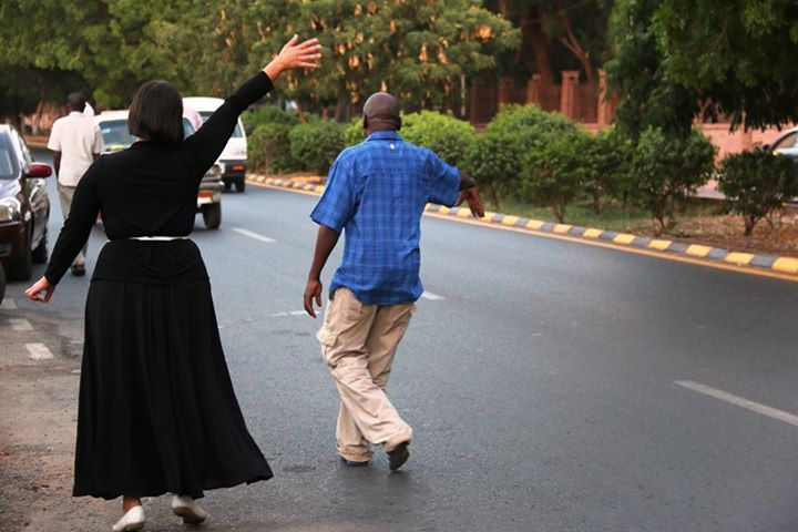 صور موظفي سفارة الولايات المتحدة الأمريكية بالسودان ينظمون إفطار رمضاني علي الطريقة الأمريكية في شارع النيل ويلوحون للسيارات للوقوف 1 امريكا3
